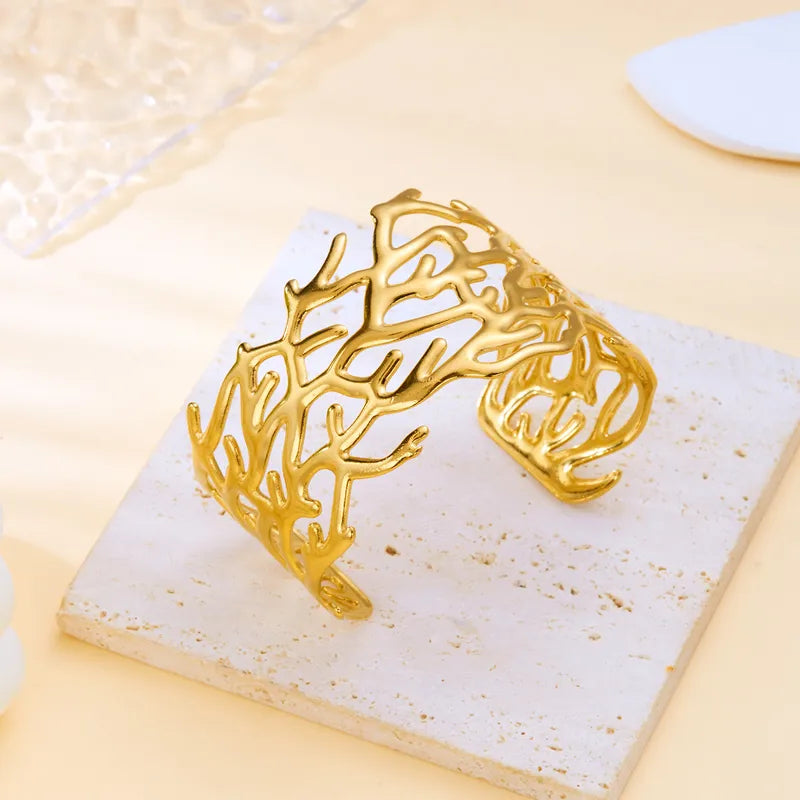 Coral design gold bangle
